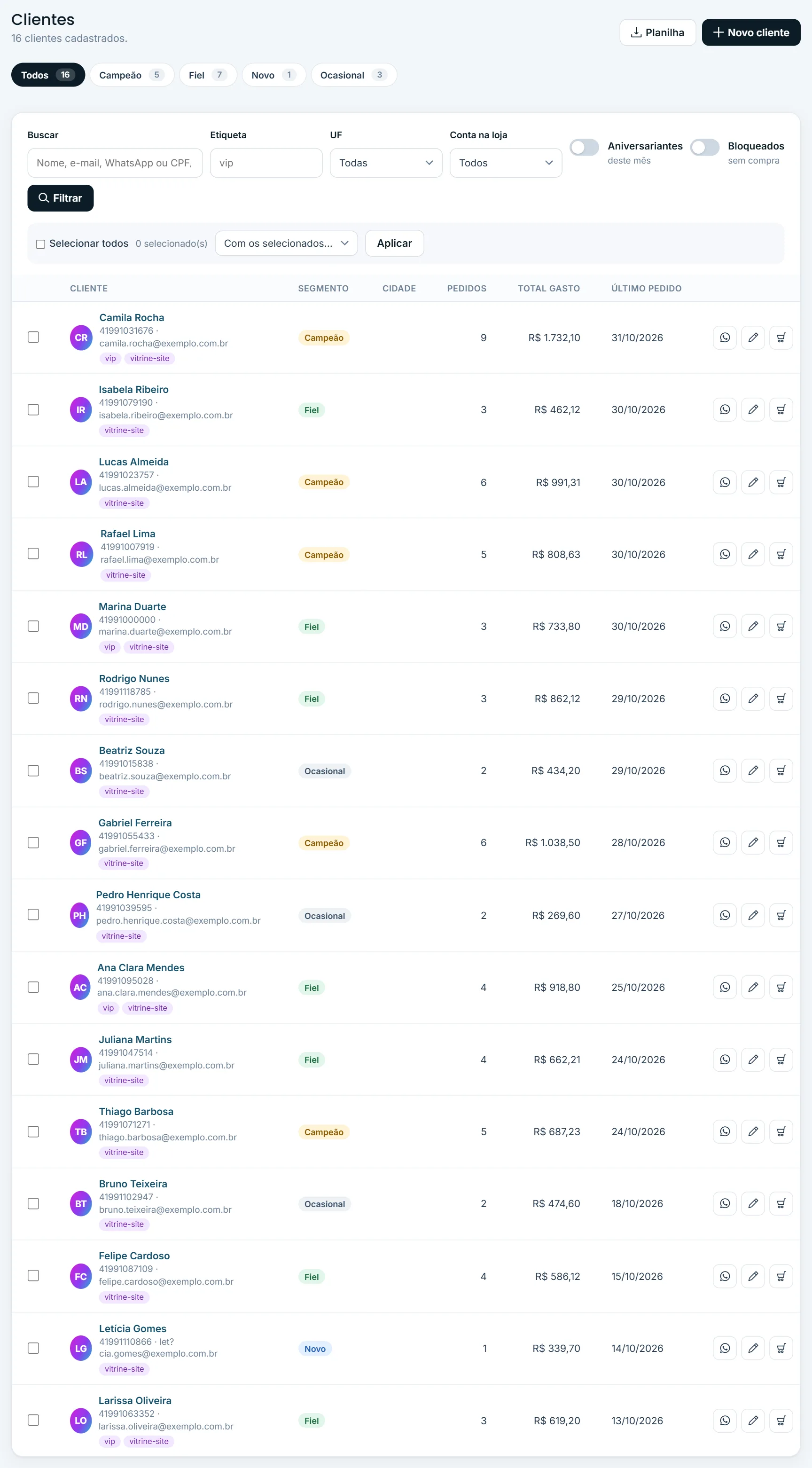 Lista de clientes com segmentos e filtros